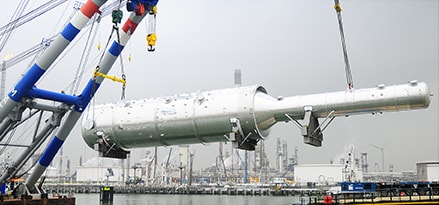 Vacuum fractionation tower in port
